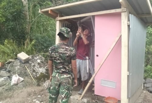 Pemasangan Pintu Sanitasi di Dusun Samaenre oleh Satgas TMMD Ke-129