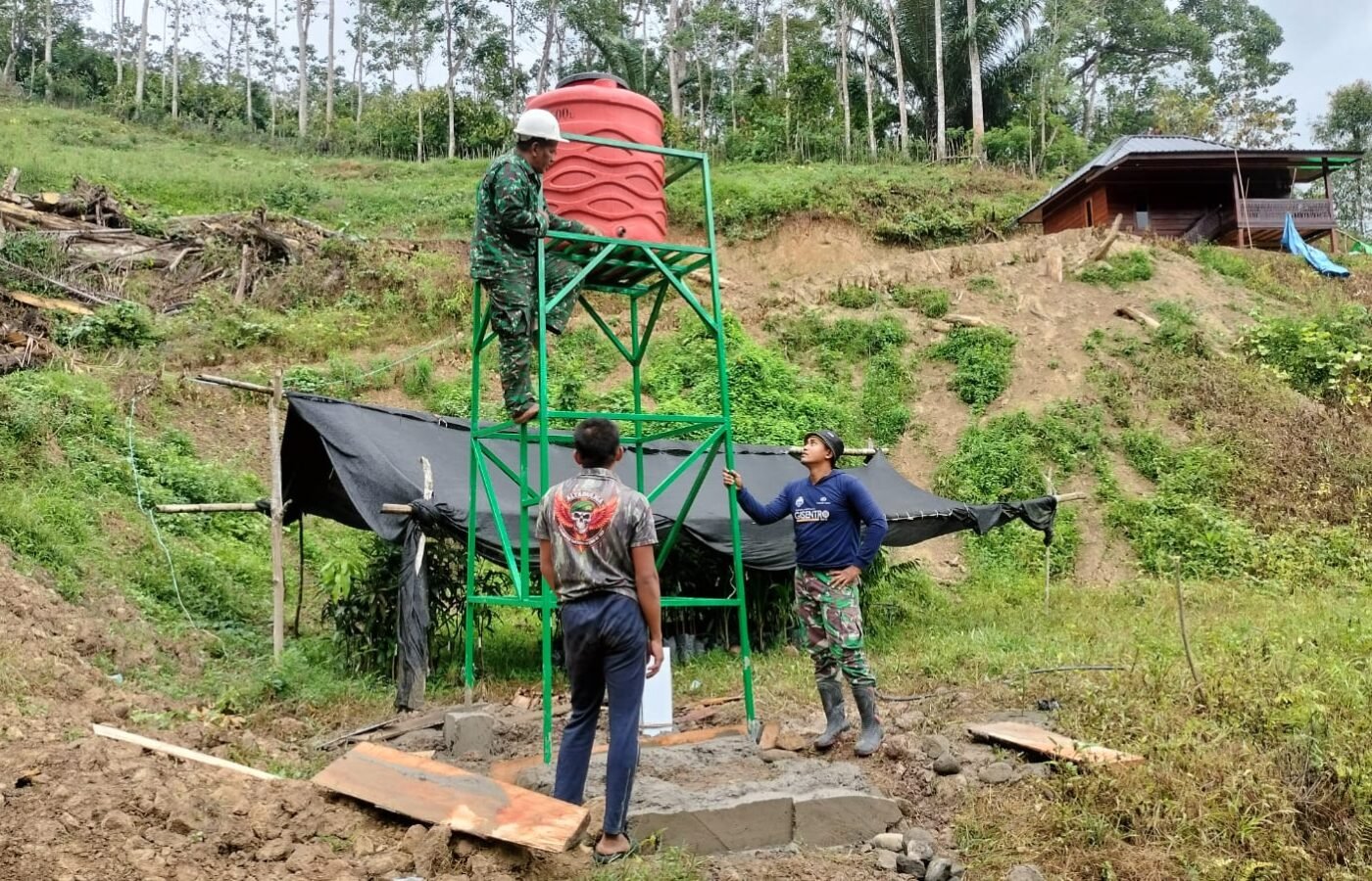 Pemasangan Tandon Air di Tower Sumur Bor oleh Satgas TMMD Ke-129