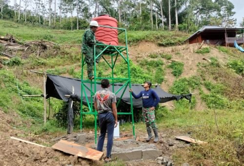 Pemasangan Tandon Air di Tower Sumur Bor oleh Satgas TMMD Ke-129