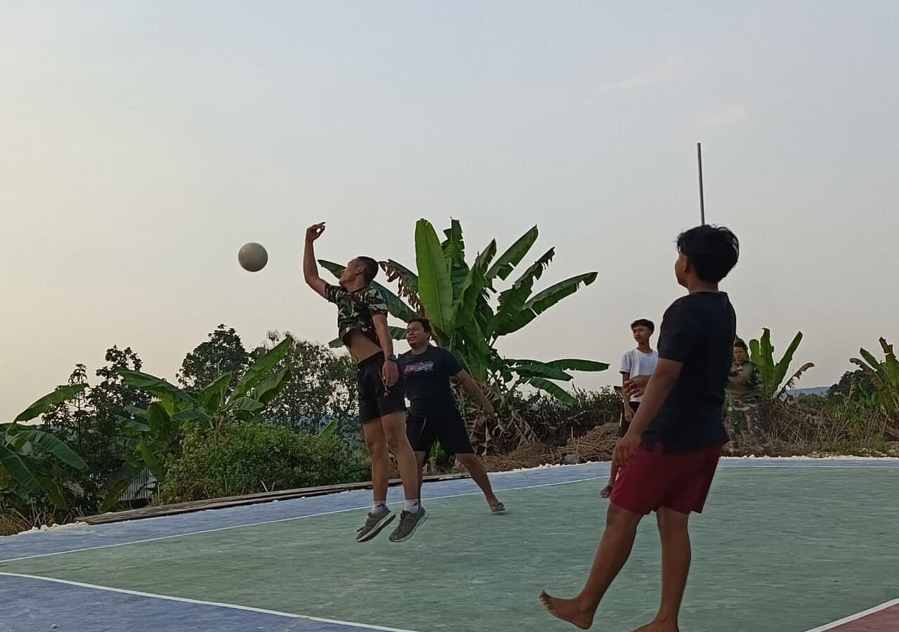 Dari Pasang Jaring hingga Bermain Bersama, Lapangan Voli Jadi Simbol Kemanunggalan Satgas TMMD dan Warga Tlemang