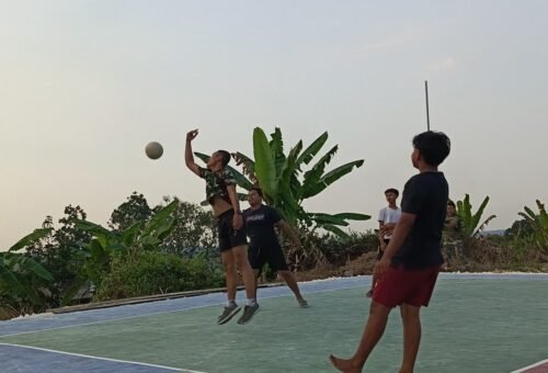 Dari Pasang Jaring hingga Bermain Bersama, Lapangan Voli Jadi Simbol Kemanunggalan Satgas TMMD dan Warga Tlemang