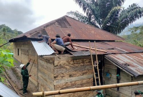 Renovasi Dapur RTLH, Satgas TMMD Kodim 1407/Bone Tuntaskan Penggantian Atap