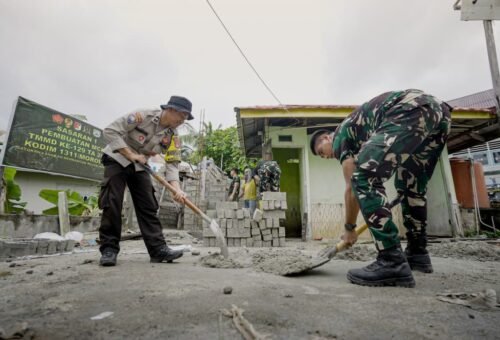 Kerjasama TNI-Polri dan Komunitas Dorong Progres Pembangunan MCK Masjid Quba di Desa Umbele