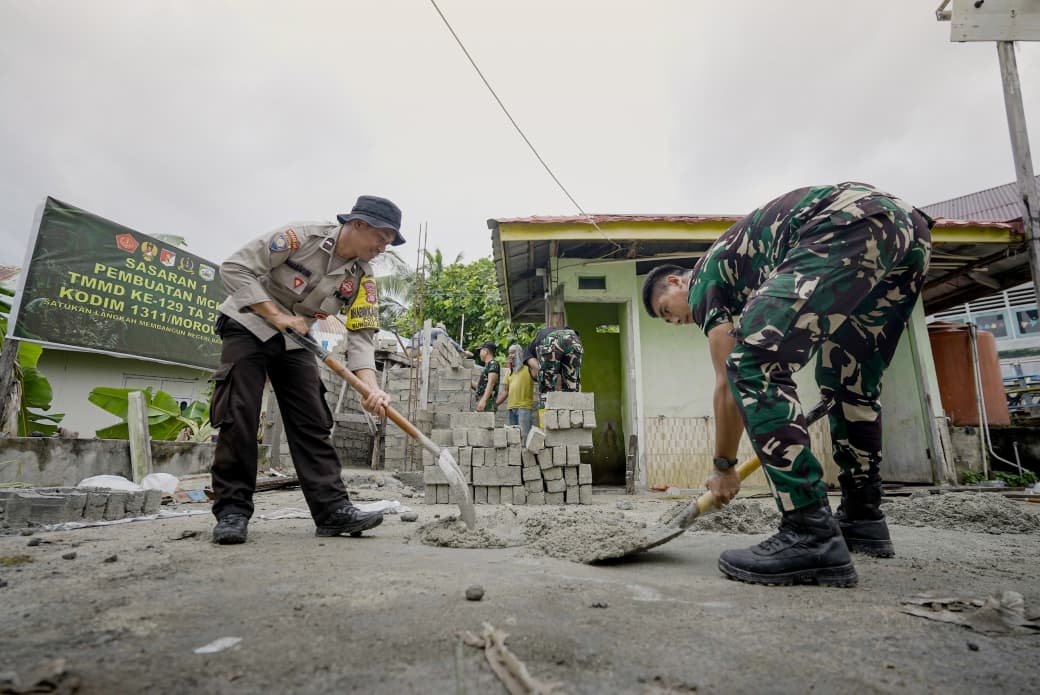 Kerjasama TNI-Polri dan Komunitas Dorong Progres Pembangunan MCK Masjid Quba di Desa Umbele