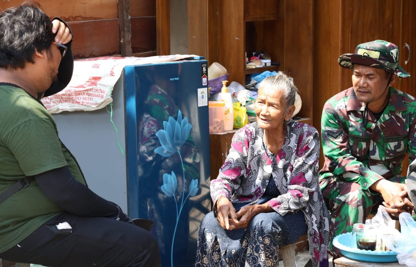 Kebahagiaan Mbah Sumiatun Menginspirasi Tim TMMD 129 Dalam Program Rutilahu di Desa Tlemang