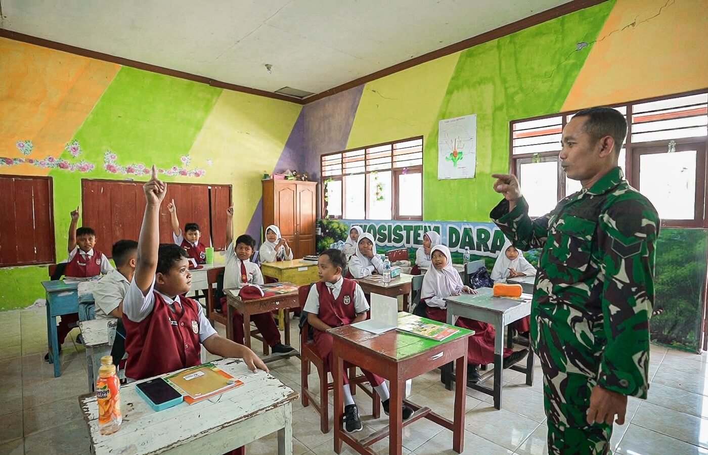 Belajar Sambil Bermain, Satgas TMMD 129 Hadirkan Suasana Kelas yang Ceria di SDN 1 Tlemang