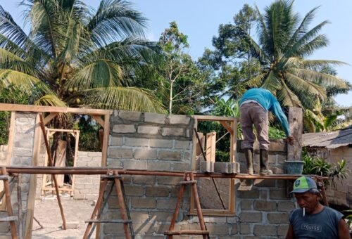 Proses Pemasangan Kusen di Rumah Bapak Iwan oleh Satgas TMMD ke-129