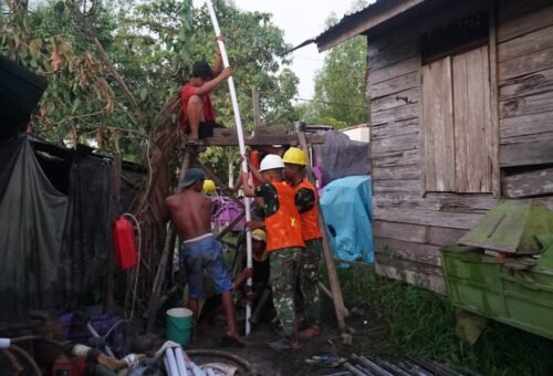 Satgas TMMD Ke-129 Kodim 1011/KLK Kebut Penyambungan Instalasi Pipa Sumur Bor Demi Percepat Akses Air Bersih