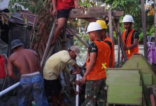 Gotong Royong Satgas dan Warga Warnai Pemasangan Pipa Sumur Bor TMMD di Desa Bandaraya
