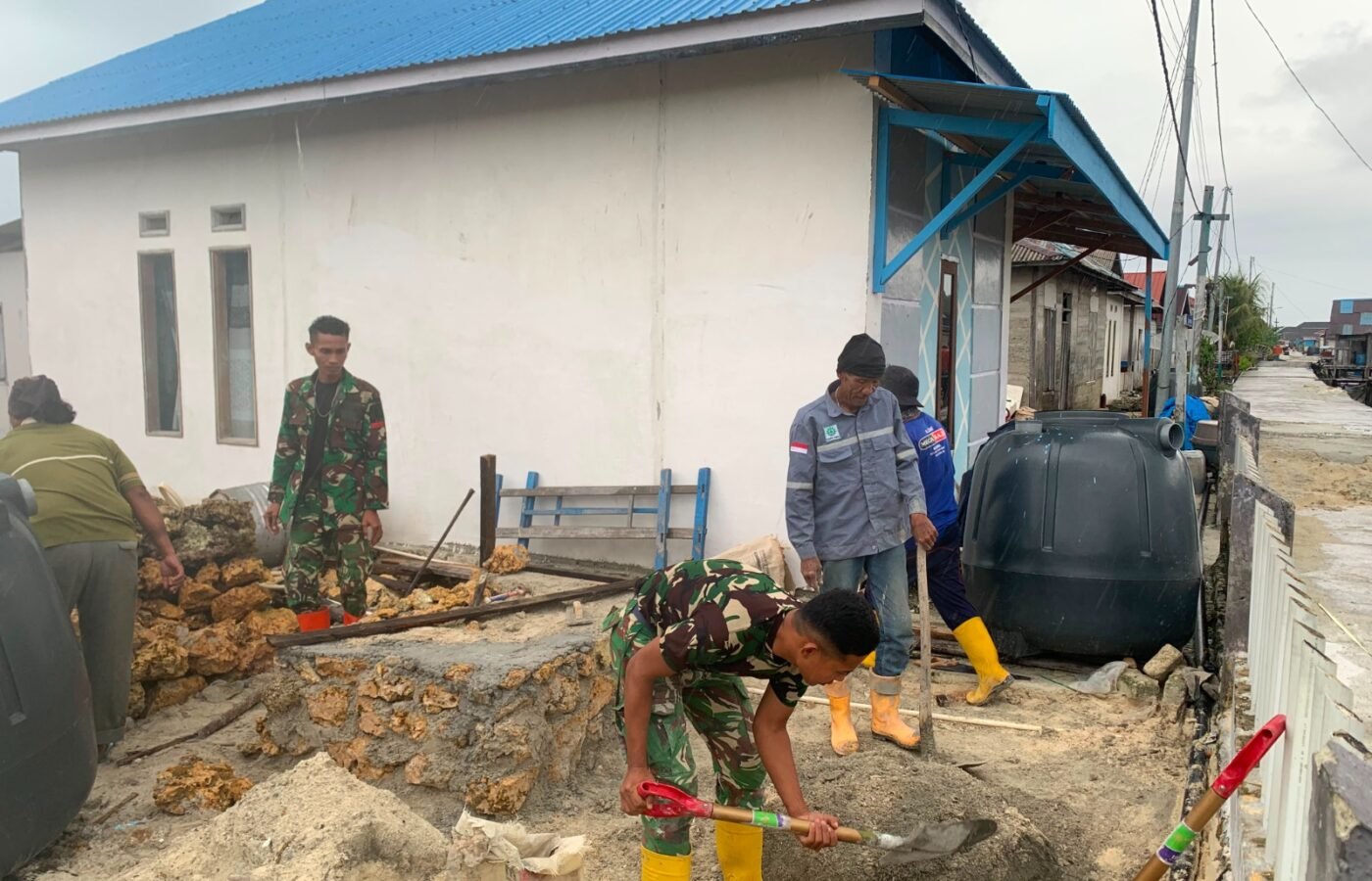 Gotong Royong Satgas TMMD dan Warga Rampungkan Pengecoran Dudukan Tandon Air di Desa Umbele Lama