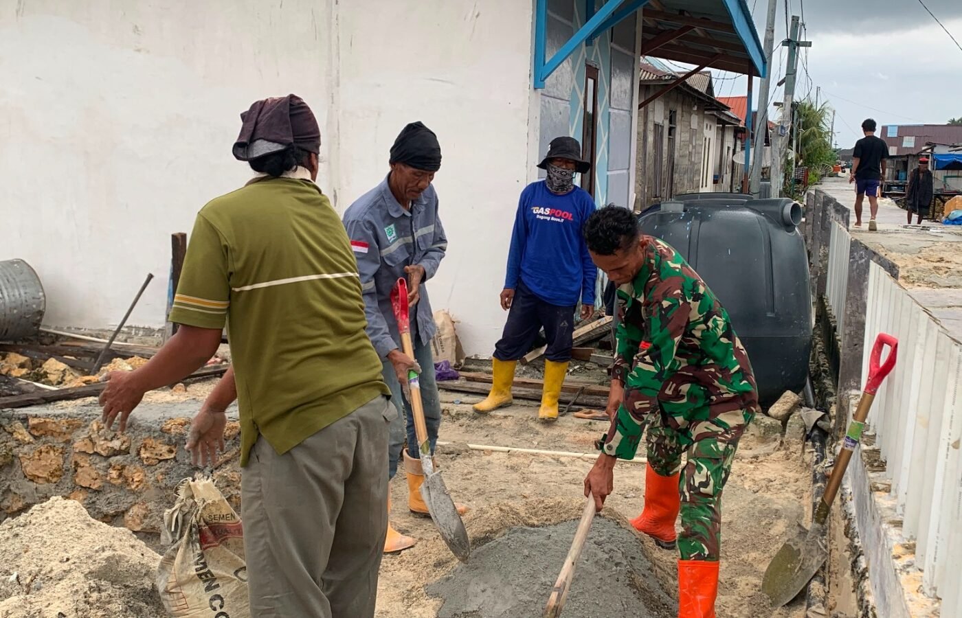Pengecoran Dudukan Tandon Air Tuntas, Program Manunggal Air TMMD Ke-129 Masuki Tahap Berikutnya