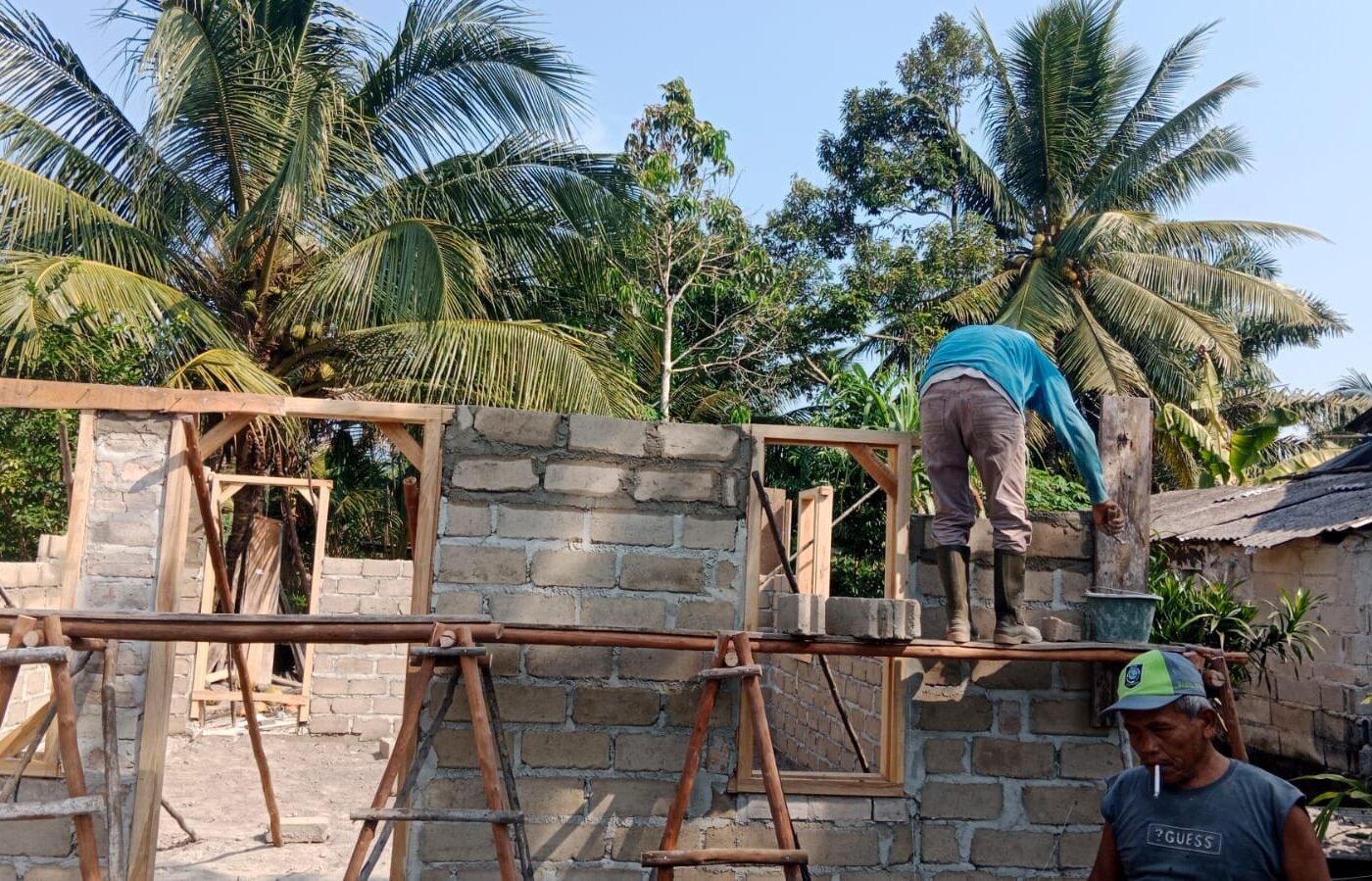 Proses Pemasangan Kusen di Rumah Bapak Iwan oleh Satgas TMMD ke-129