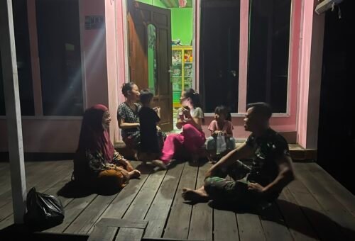 Suasana Santai Tongkrongan Malam Jadi Sarana Satgas TMMD Serap Aspirasi Warga