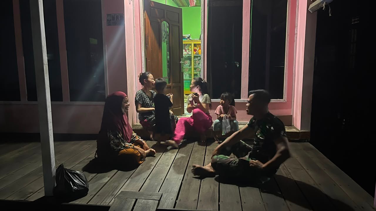 Suasana Santai Tongkrongan Malam Jadi Sarana Satgas TMMD Serap Aspirasi Warga