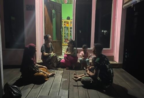 Komsos Malam Hari Perkuat Kedekatan Satgas TMMD dengan Masyarakat Desa Bandaraya