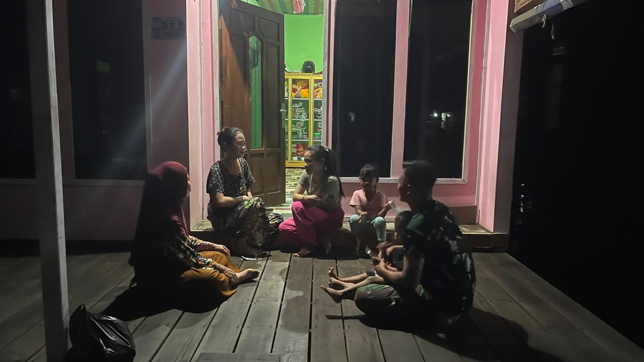 Komsos Malam Hari Perkuat Kedekatan Satgas TMMD dengan Masyarakat Desa Bandaraya