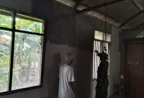 Pengacian Dinding RTLH Bapak Suardi Jadi Fokus Pekerjaan Satgas TMMD Ke-129