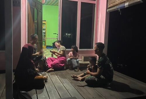 Obrolan Ringan di Jalan Kampung Patin Bangun Kepercayaan TNI dan Warga