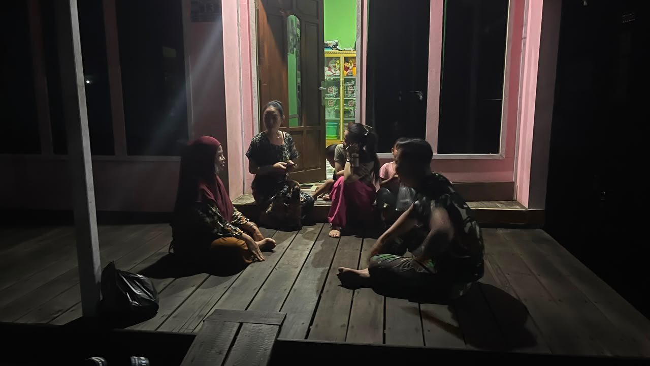 Satgas TMMD Manfaatkan Waktu Malam Perkuat Kemanunggalan TNI-Rakyat