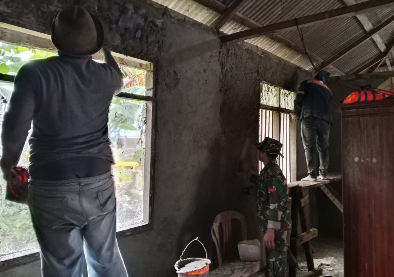 Gotong Royong TNI dan Warga Percepat Renovasi RTLH Milik Bapak Suardi di Desa Pulau Dua