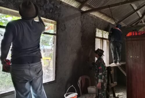 Gotong Royong TNI dan Warga Percepat Renovasi RTLH Milik Bapak Suardi di Desa Pulau Dua
