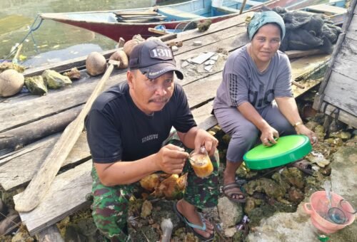 Kesegaran dari Warga, Ibu-Ibu Desa Polewali Suguhkan Es Kelapa Muda untuk Satgas TMMD yang Bekerja di Bawah Terik Matahari