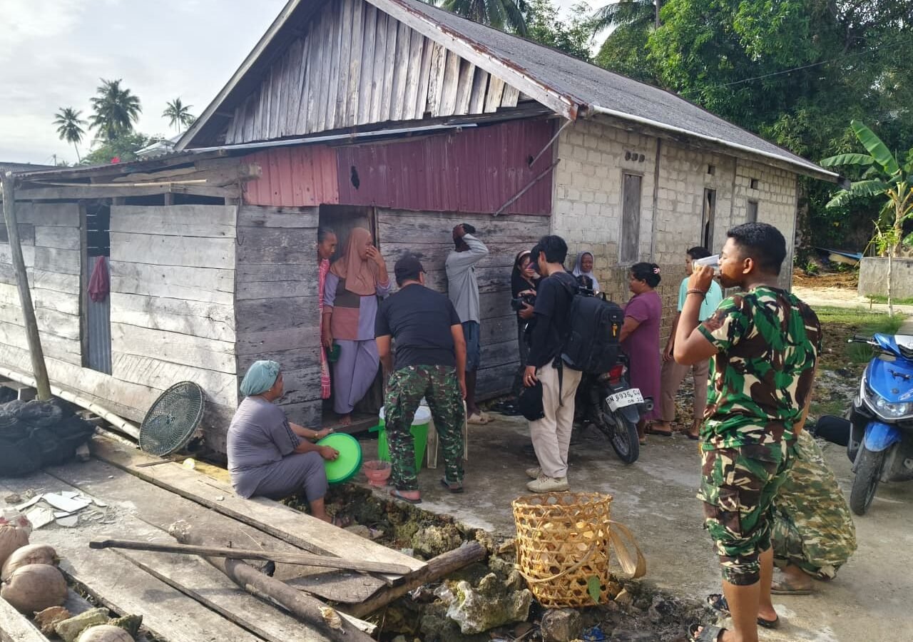 Ibu Hj. Neni Ajak Warga Berbagi Semangat, Sajikan Minuman Segar bagi Personel Satgas TMMD