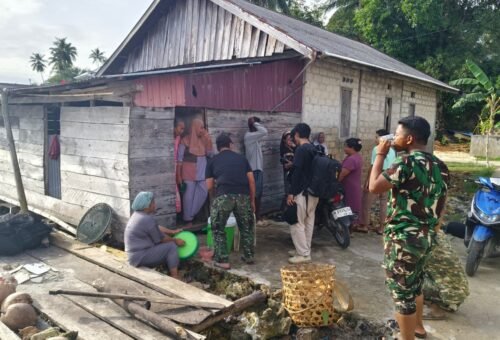 Ibu Hj. Neni Ajak Warga Berbagi Semangat, Sajikan Minuman Segar bagi Personel Satgas TMMD