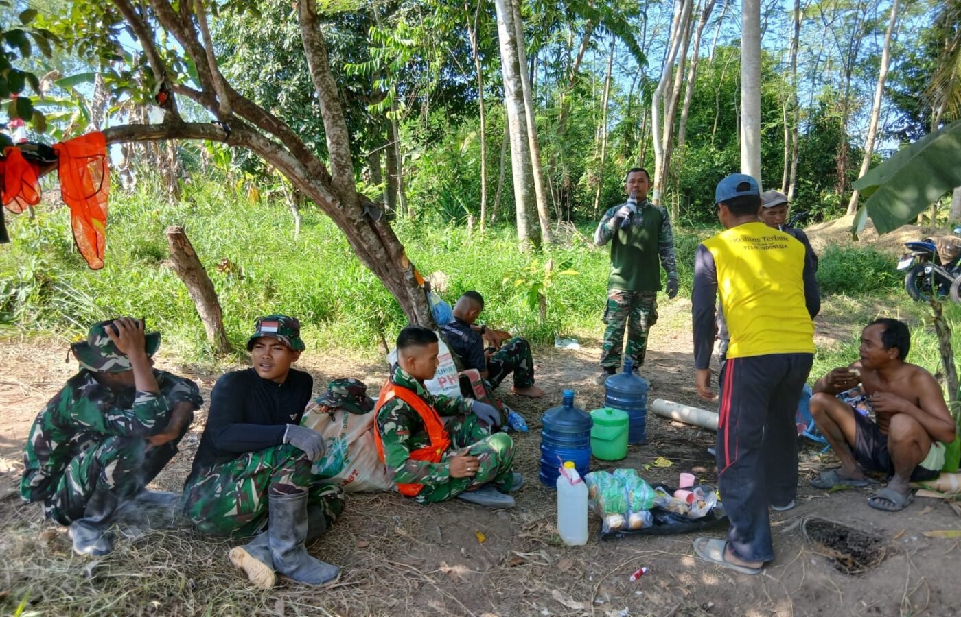 Istirahat Kerja Dimanfaatkan Satgas TMMD Bangun Kedekatan dengan Warga