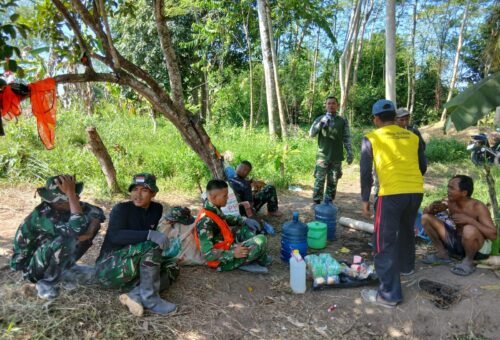 Istirahat Kerja Dimanfaatkan Satgas TMMD Bangun Kedekatan dengan Warga