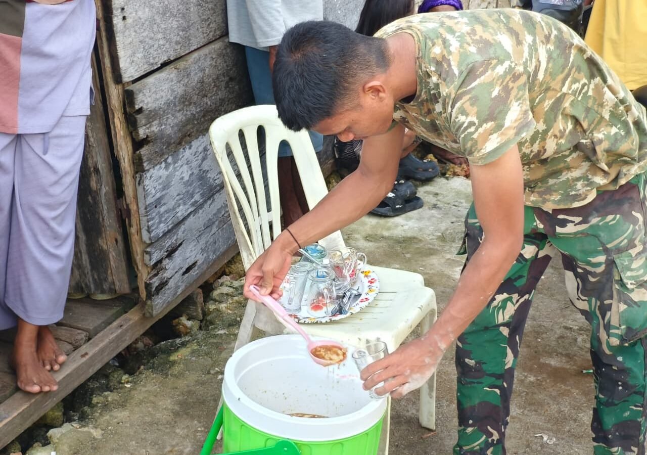 Momen Istirahat Satgas TMMD Berubah Hangat Berkat Sajian Es Kelapa Muda dari Warga Polewali