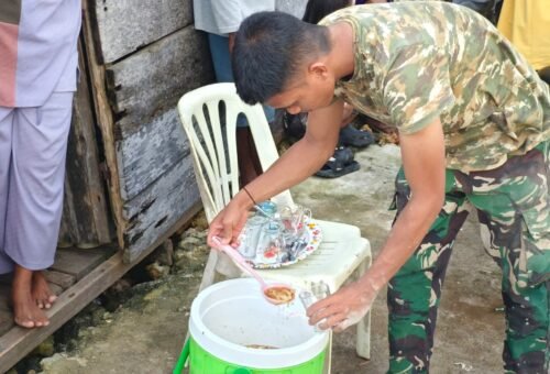 Momen Istirahat Satgas TMMD Berubah Hangat Berkat Sajian Es Kelapa Muda dari Warga Polewali