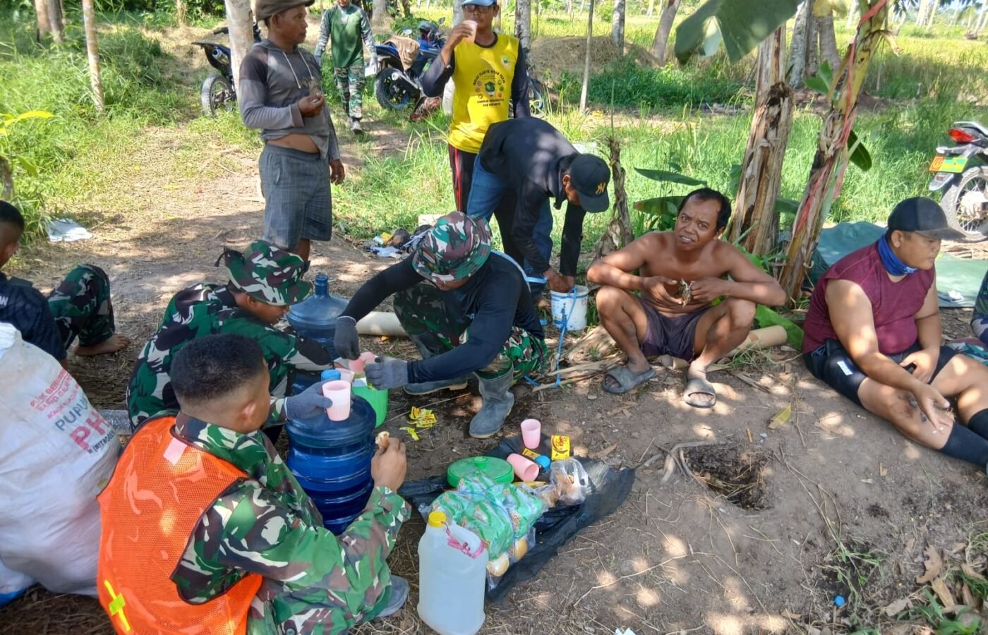 Silaturahmi Satgas TMMD Perkuat Semangat Gotong Royong Masyarakat