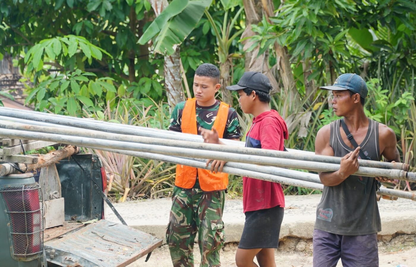 Kekompakan Satgas TMMD dan Warga Permudah Mobilisasi Peralatan Sumur Bor