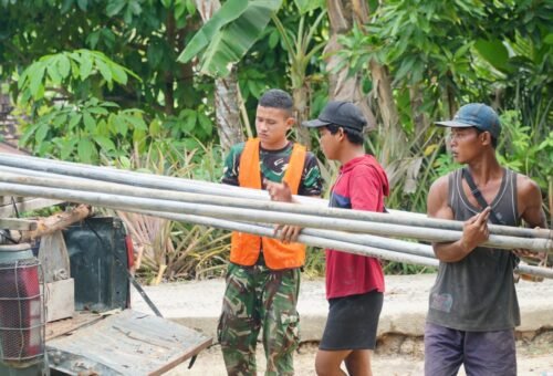 Kekompakan Satgas TMMD dan Warga Permudah Mobilisasi Peralatan Sumur Bor