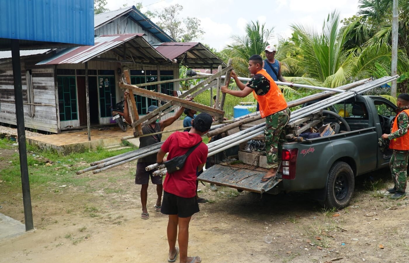 Penggeseran Alat Sumur Bor Perkuat Sinergi TNI dan Warga di Lokasi TMMD