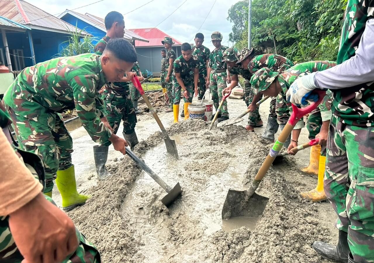 Gotong Royong Satgas TMMD dan Warga Percepat Pembangunan Rabat Beton di Desa Polewali