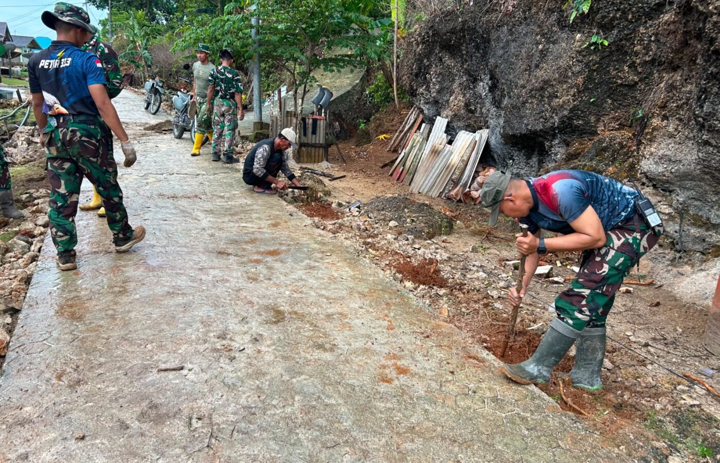 Semangat Pantang Menyerah Satgas TMMD Warnai Pembangunan Rabat Beton di Desa Polewali