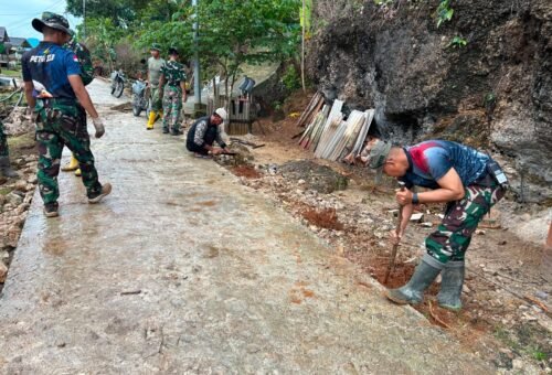 Semangat Pantang Menyerah Satgas TMMD Warnai Pembangunan Rabat Beton di Desa Polewali