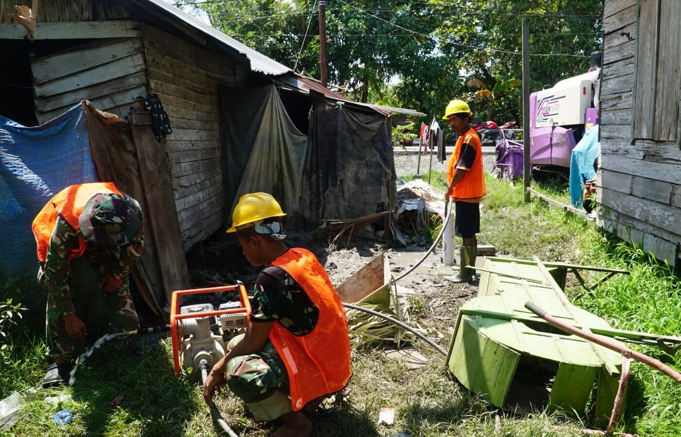 Gotong Royong Satgas dan Warga Percepat Penyelesaian Sumur Bor Sasaran 1