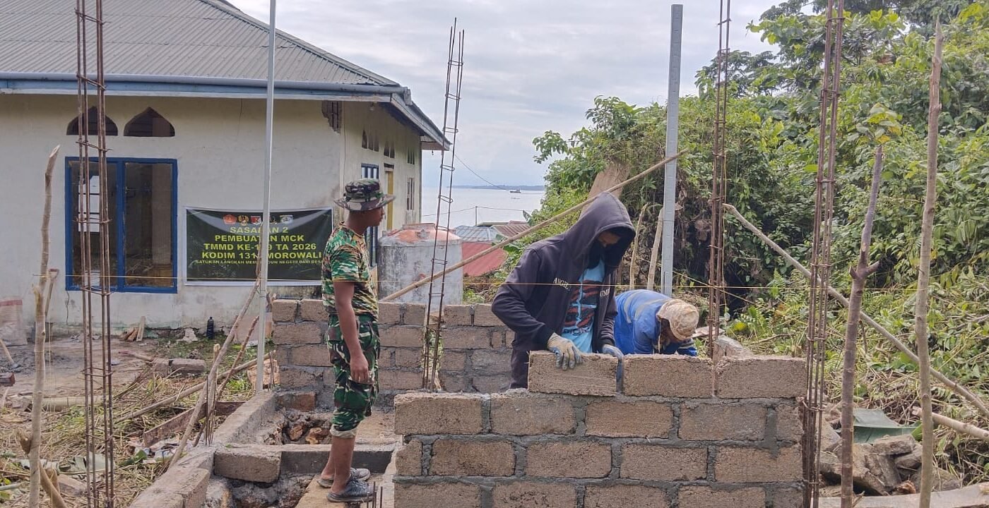 Satgas TMMD Ke-129 Percepat Pemasangan Dinding Batako MCK, Fasilitas Umum di Desa Polewali Mulai Terbentuk