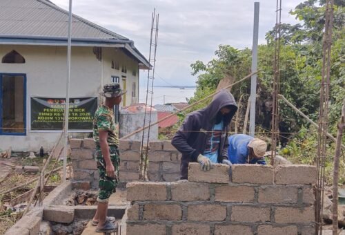 Satgas TMMD Ke-129 Percepat Pemasangan Dinding Batako MCK, Fasilitas Umum di Desa Polewali Mulai Terbentuk