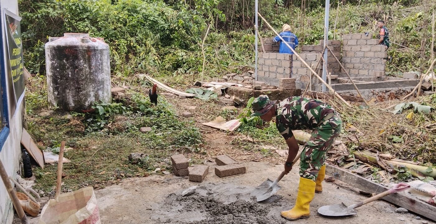 Gotong Royong Satgas TMMD dan Warga Warnai Pemasangan Batako MCK di Desa Polewali