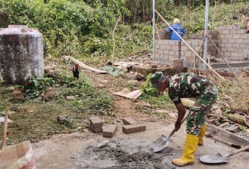 Gotong Royong Satgas TMMD dan Warga Warnai Pemasangan Batako MCK di Desa Polewali