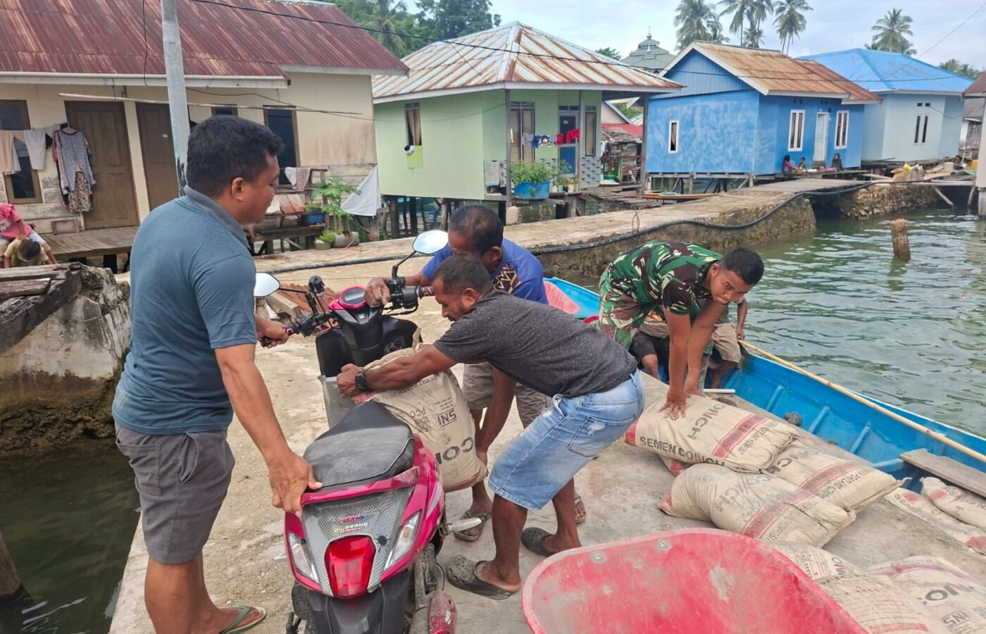 Gotong Royong Jadi Kekuatan Utama, Warga Ikut Angkut Semen Demi Sukseskan TMMD Ke-129