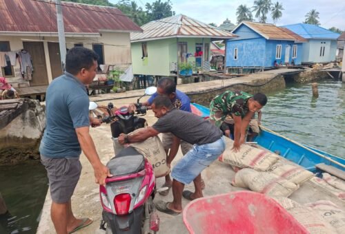 Gotong Royong Jadi Kekuatan Utama, Warga Ikut Angkut Semen Demi Sukseskan TMMD Ke-129
