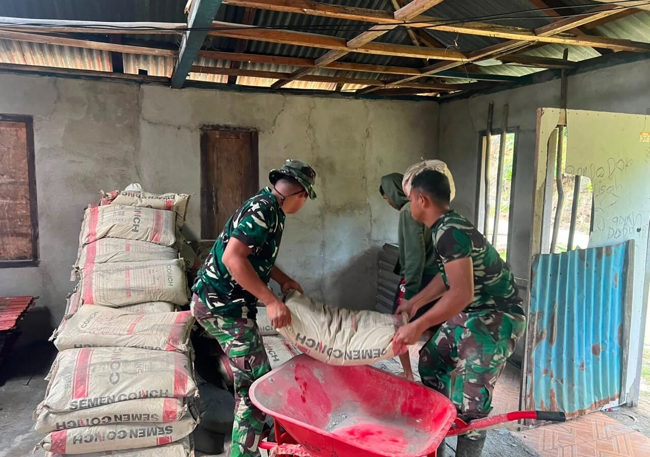 Dari Pelabuhan Umbele ke Lokasi TMMD, Satgas dan Warga Bahu-Membahu Lansir Material Semen