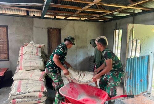 Dari Pelabuhan Umbele ke Lokasi TMMD, Satgas dan Warga Bahu-Membahu Lansir Material Semen