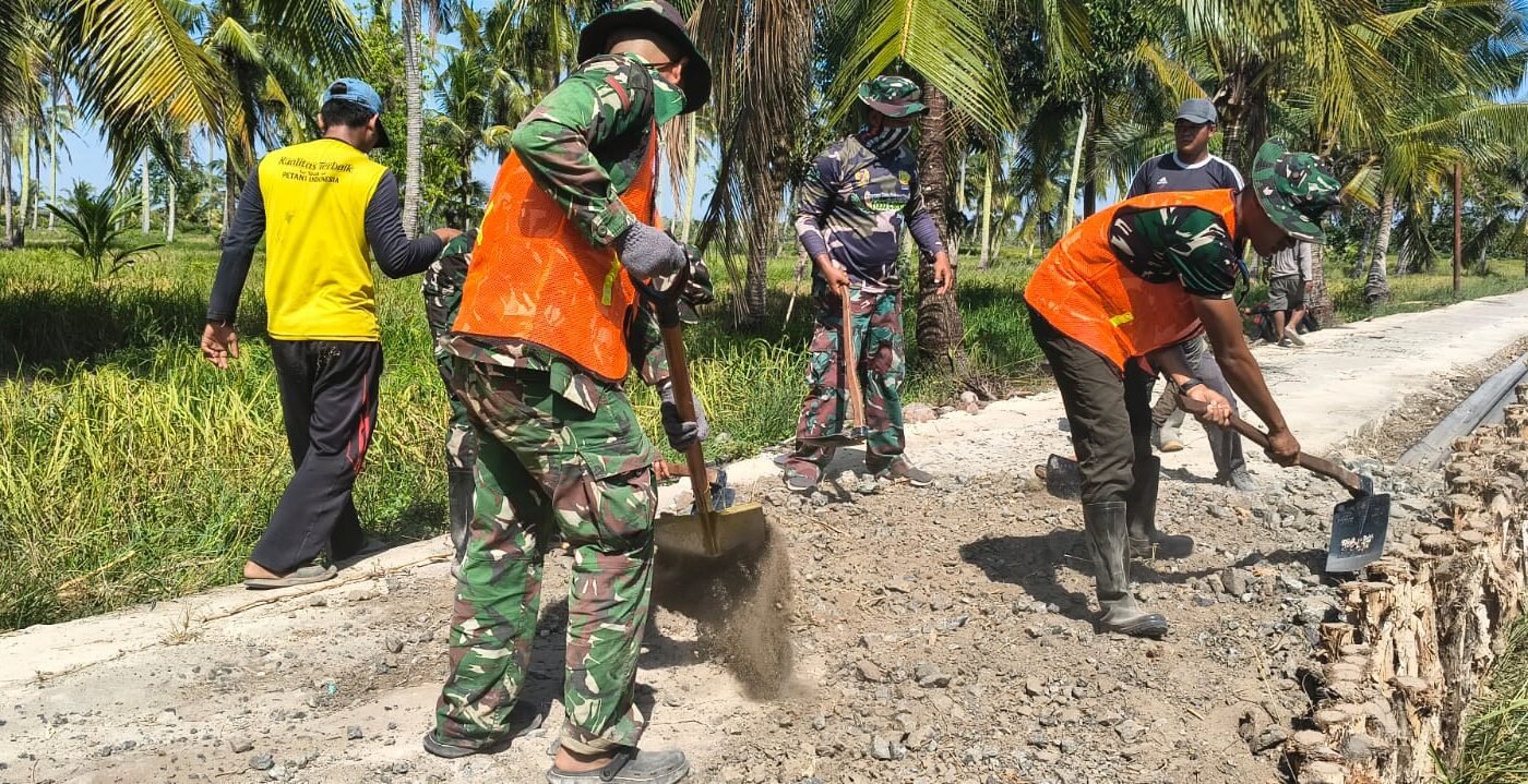 Gotong Royong Satgas dan Warga Perkuat Konstruksi Jalan TMMD di Desa Bandaraya