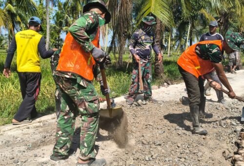 Gotong Royong Satgas dan Warga Perkuat Konstruksi Jalan TMMD di Desa Bandaraya